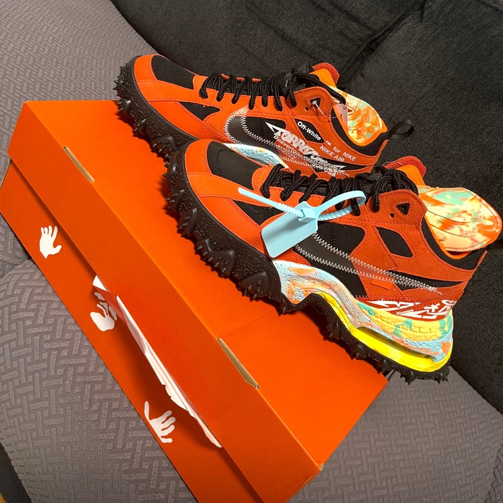 Nike Air Terra Forma in Orange and Black unisex

UNISEX